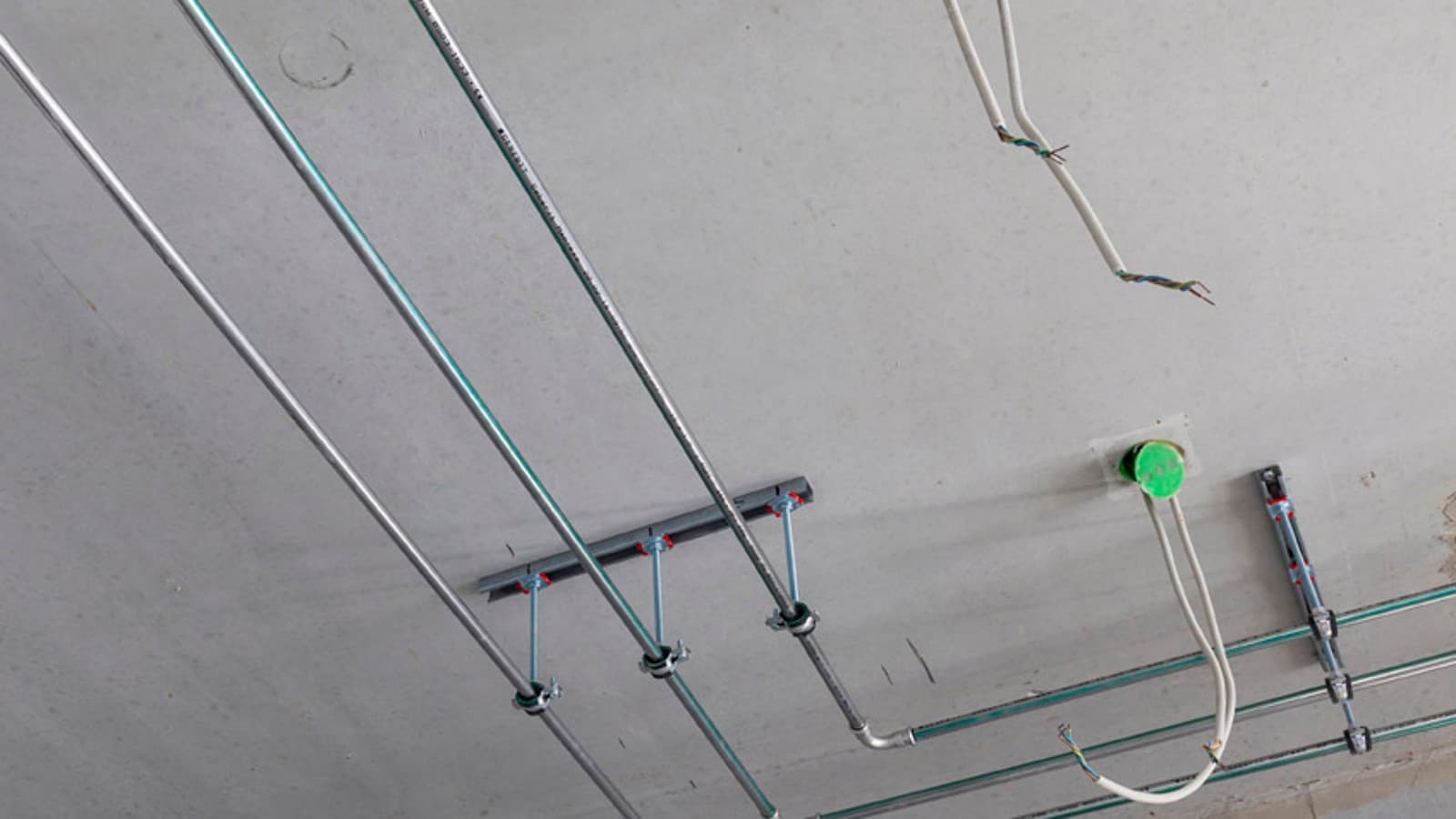 Geberit Mapress Edelstahl im Einsatz an der Decke Geberit Mapress Edelstahl im Einsatz an der Decke