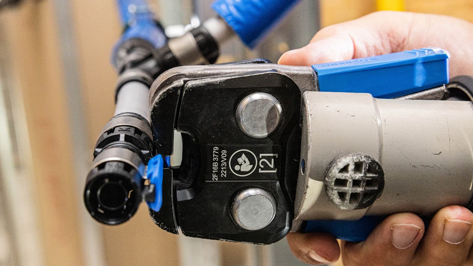 Installation des Versorgungssystems Geberit FlowFit im wellnest in Bonn. Installation des Versorgungssystems Geberit FlowFit im wellnest in Bonn.