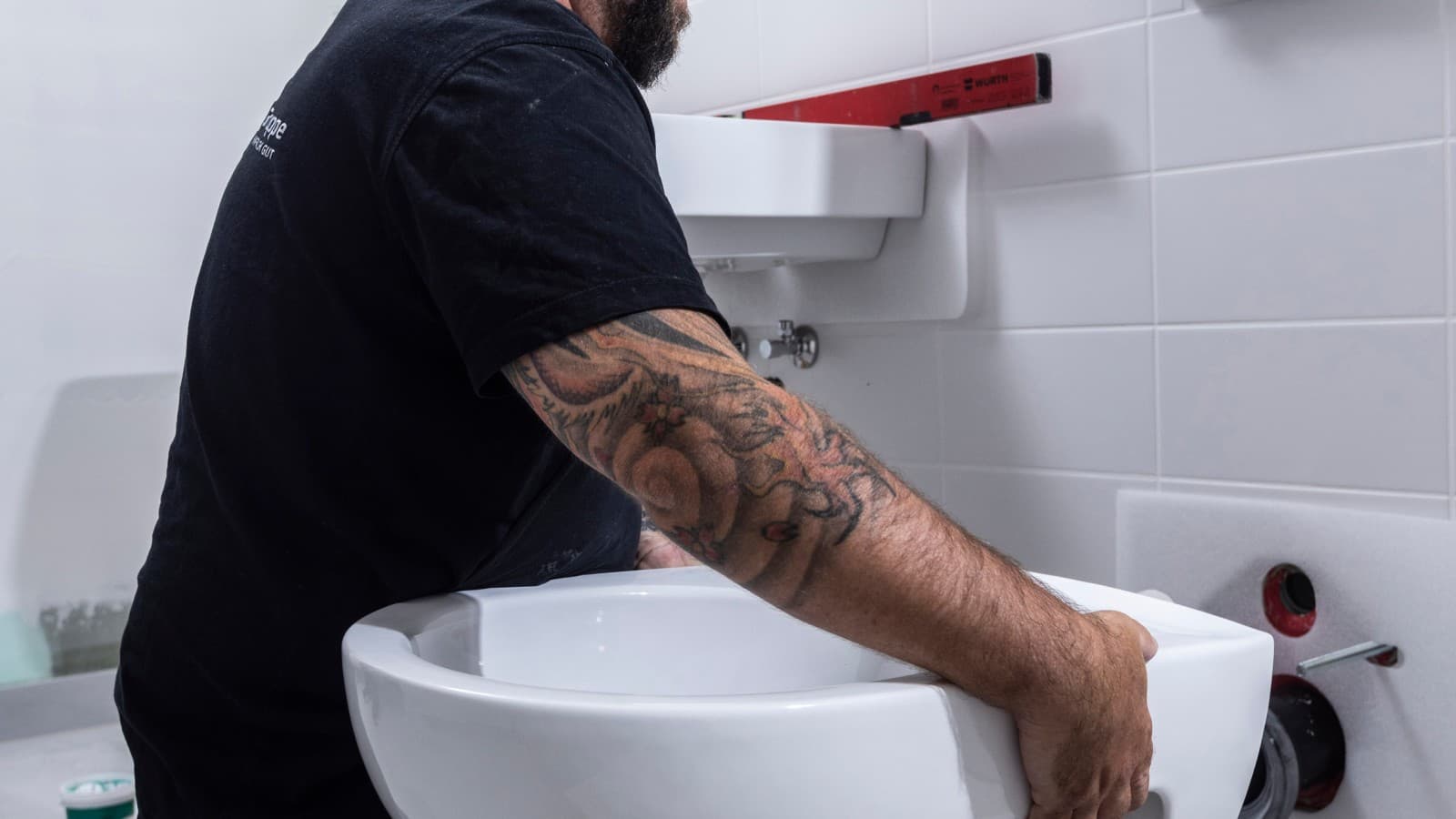 Montage des Geberit Renova Wand-WCs Montage des Geberit Renova Wand-WCs