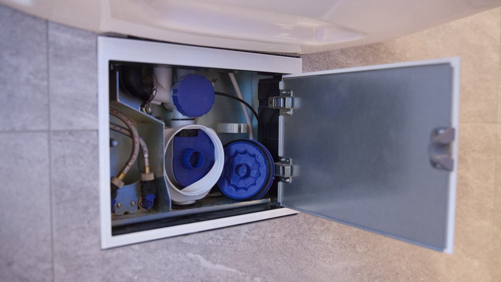 Die Sanitärtechnik der Geberit ONE Waschtische verschwindet in der Wand. Die Sanitärtechnik der Geberit ONE Waschtische verschwindet in der Wand.