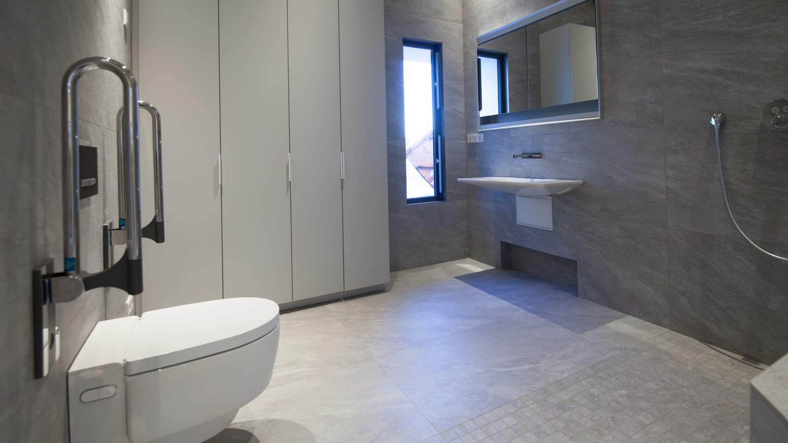 Das Badezimmer ausgestattet mit dem Geberit Dusch-WC AquaClean Mera Comfort. Das Badezimmer ausgestattet mit dem Geberit Dusch-WC AquaClean Mera Comfort.