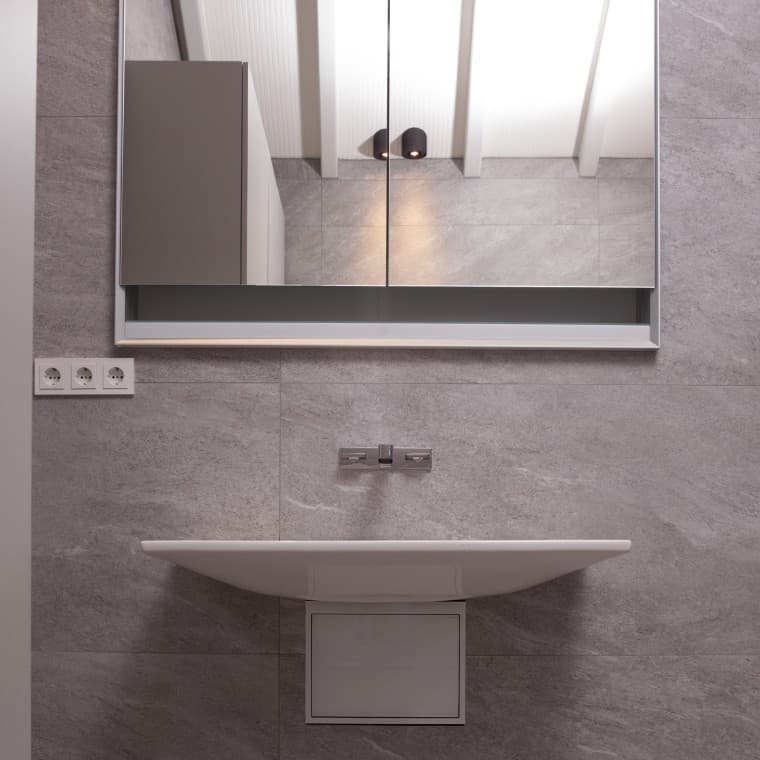 Waschplatz ausgestattet mit Waschtisch und Spiegelschrank der Serie Geberit ONE. Waschplatz ausgestattet mit Waschtisch und Spiegelschrank der Serie Geberit ONE.