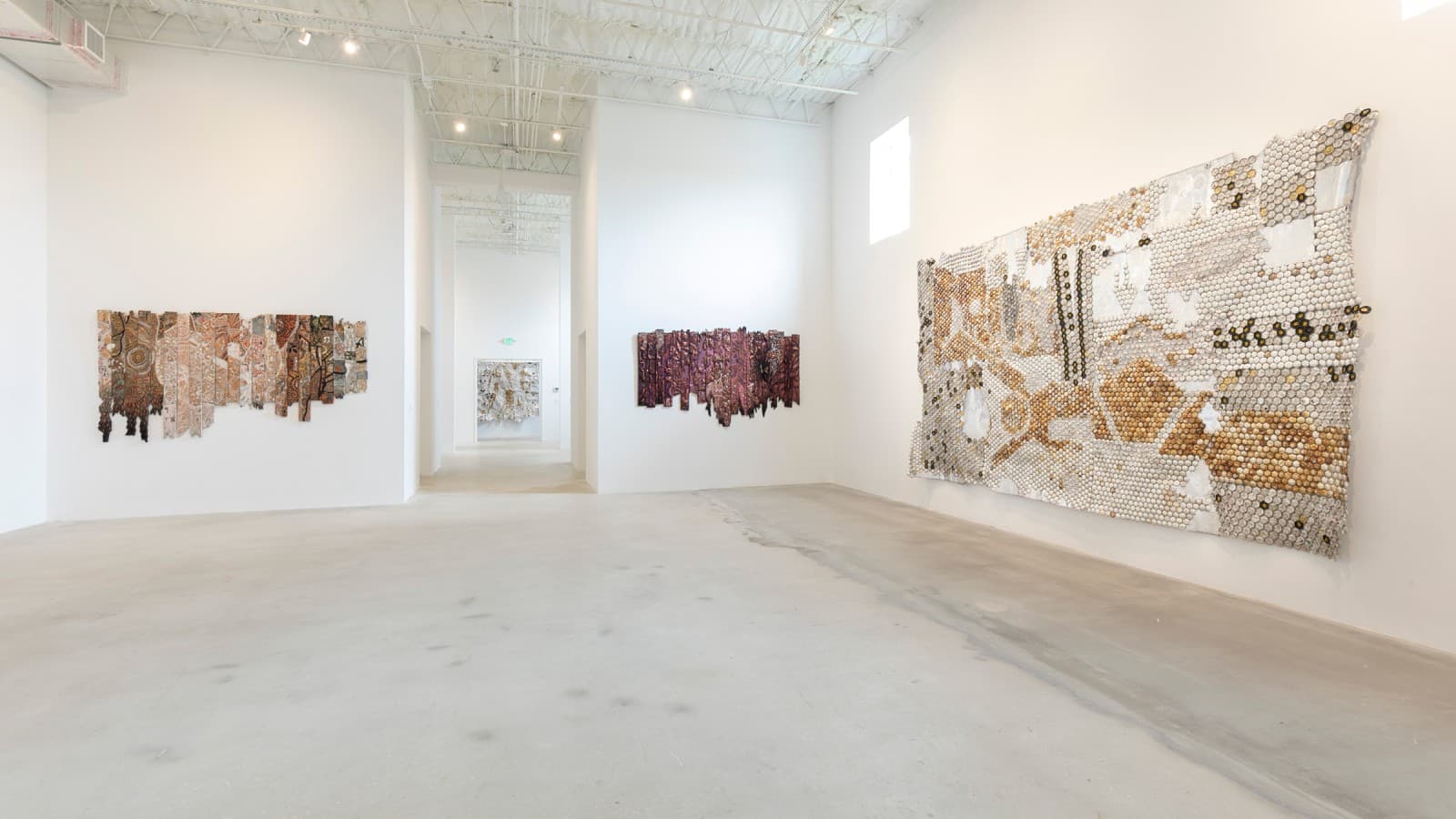 Blick in die Ausstellung "As Water Never Touched" in West Palm Beach 2023-2024. (© Nengi Omuku) Blick in die Ausstellung "As Water Never Touched" in West Palm Beach 2023-2024. (© Nengi Omuku)