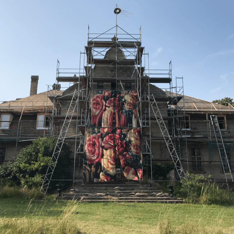 Die Installation der Künstlerin Eva Dittrich für die Gruppenausstellung „Where the Wild Roses Grow" am Schloss Görne. (© Eva Dittrich) Die Installation der Künstlerin Eva Dittrich für die Gruppenausstellung „Where the Wild Roses Grow" am Schloss Görne. (© Eva Dittrich)