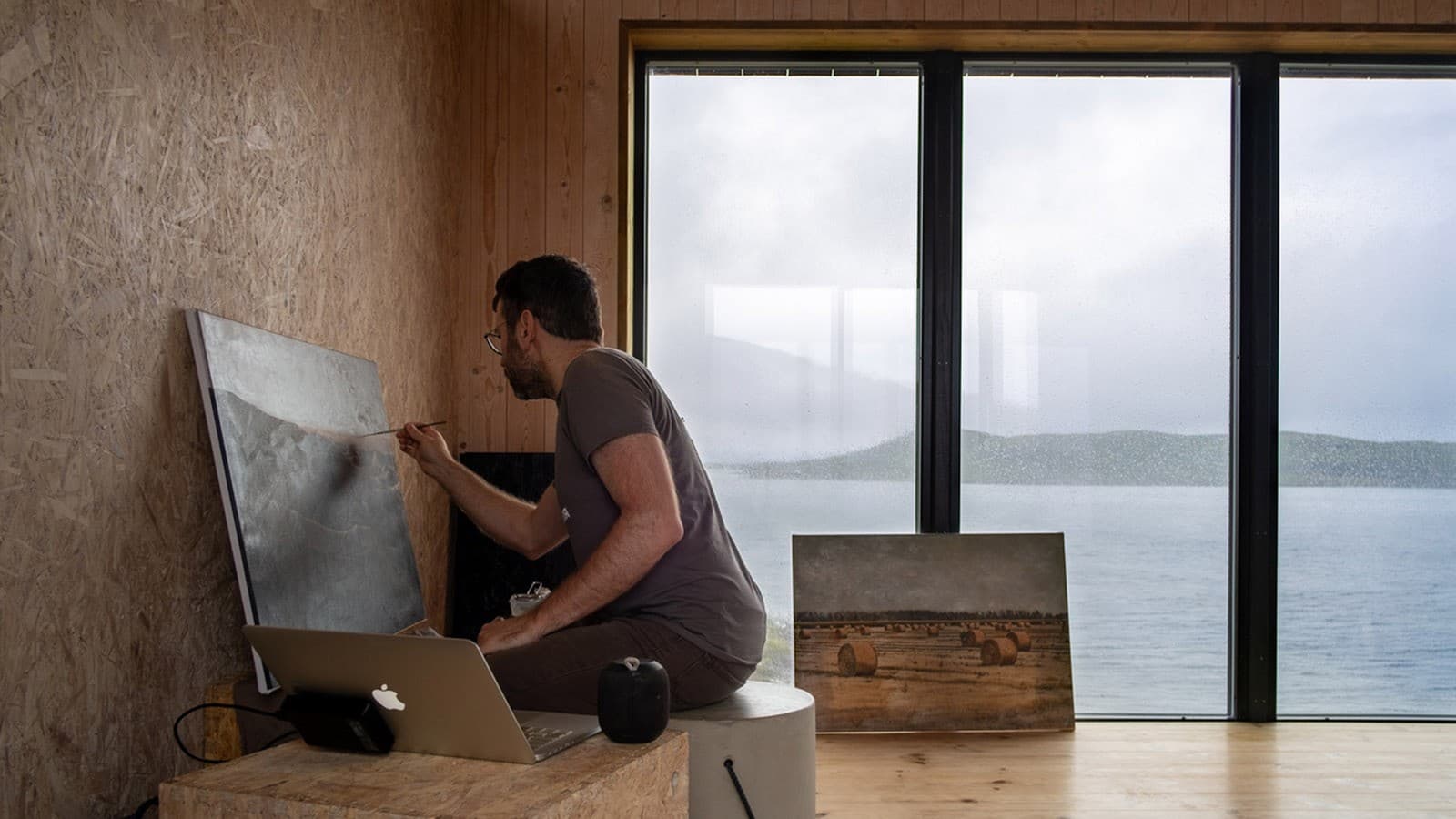 Casey McKee im Atelier des Arctic Hideaway Casey McKee im Atelier des Arctic Hideaway