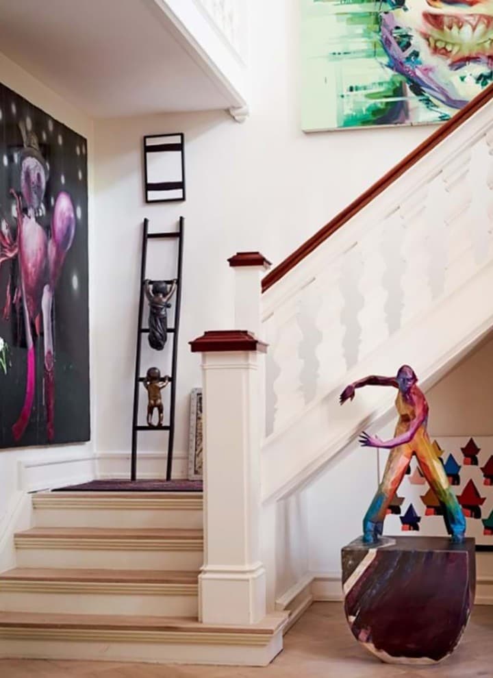 Ein Gemälde von Andreas Golder und Justin Bower sowie eine Skulptur von Rene Smith neben der Treppe im Haus des Sammlers Martin Nielsen. (© Andreas Stenmann) Ein Gemälde von Andreas Golder und Justin Bower sowie eine Skulptur von Rene Smith neben der Treppe im Haus des Sammlers Martin Nielsen. (© Andreas Stenmann)