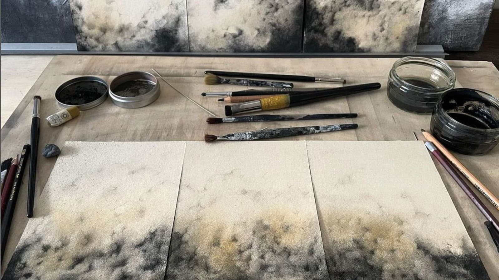 Die Entstehung eines neuen Kunstwerks mit Kohlepulver. (© Nicola Watson) Die Entstehung eines neuen Kunstwerks mit Kohlepulver. (© Nicola Watson)