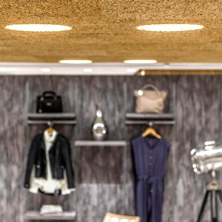 Dekorative Deckenverkleidung in Modegeschäft Dekorative Deckenverkleidung in Modegeschäft