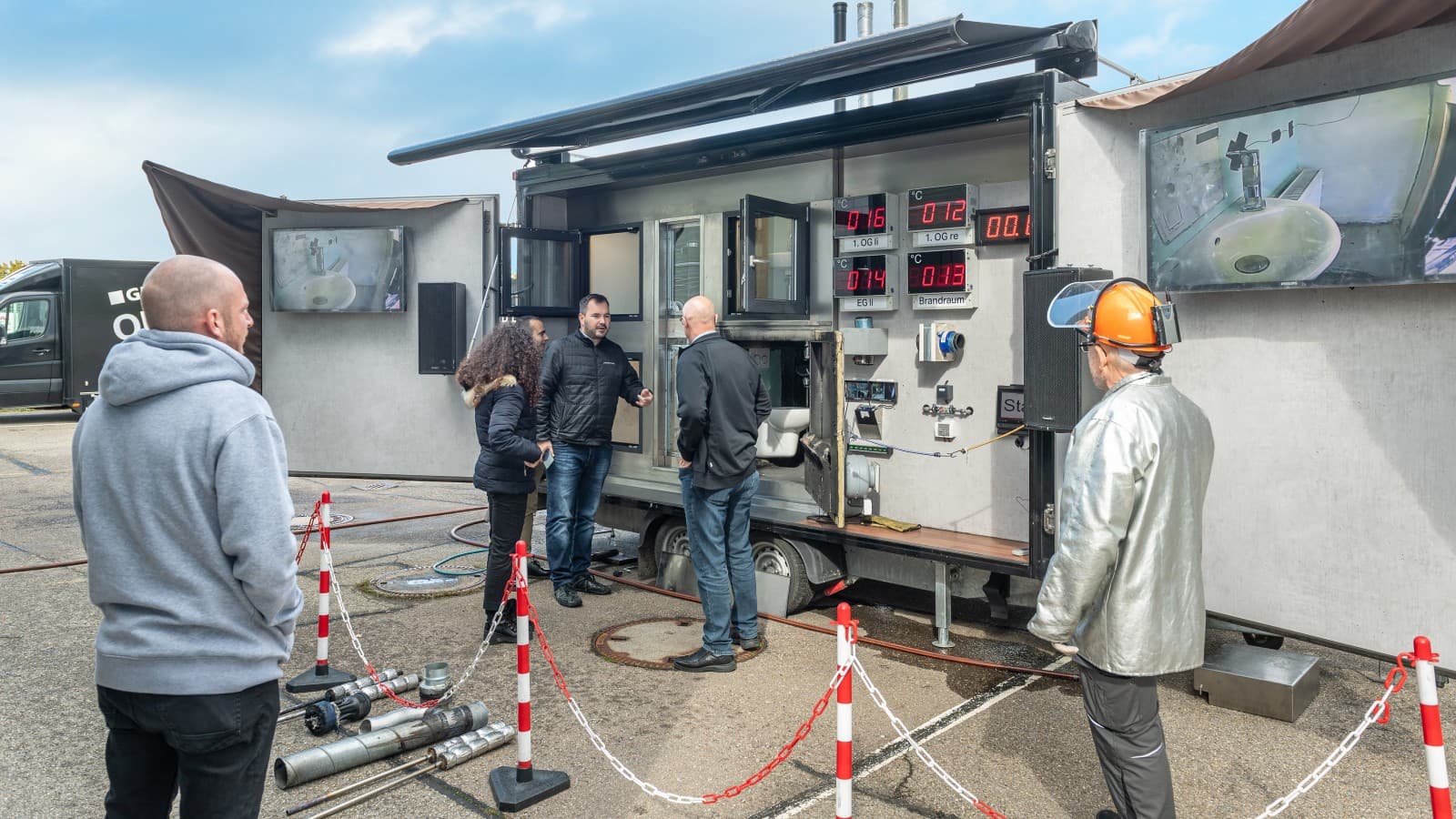 Erleben Sie im Geberit Brandlabor realitätsnah das Brandverhalten eines Raumes Erleben Sie im Geberit Brandlabor realitätsnah das Brandverhalten eines Raumes