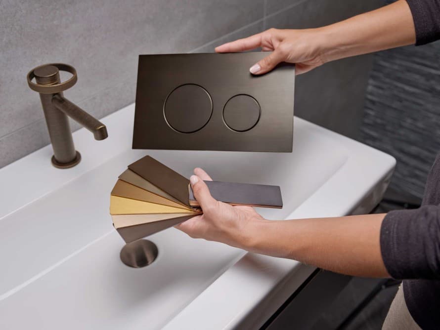 Geberit Sigma40 passend zur Waschtischarmatur im Metallfinish aged bronze
