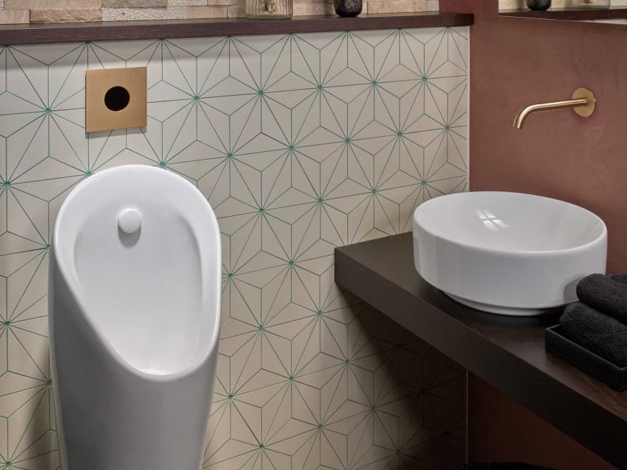 Die Urinalbdeckung Typ 40 mit berührungsloser Spülauslösung harmoniert mit Waschtischarmaturen führender Anbieter und schafft einen hochwertigen Designakzent