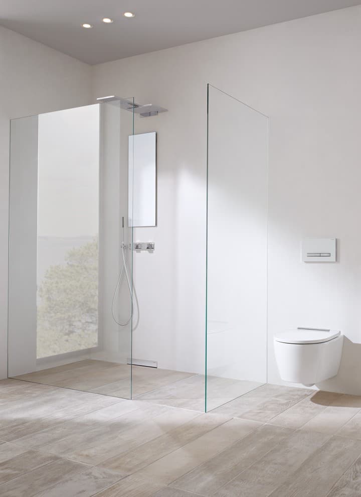 Geberit Walk-in-Duschwand mit verspiegelten Schiebetür und praktischen Einlegeböden. Geberit Walk-in-Duschwand mit verspiegelten Schiebetür und praktischen Einlegeböden.