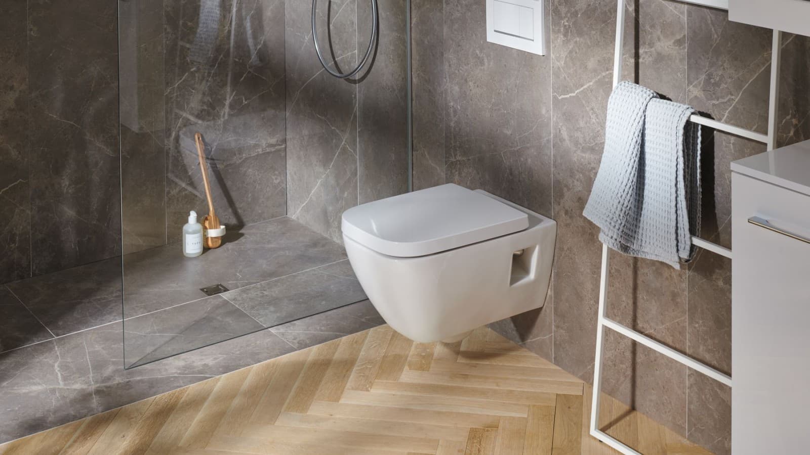 Geberit Selnova Square WC und Geberit Duschbodenablauf Geberit Selnova Square WC und Geberit Duschbodenablauf