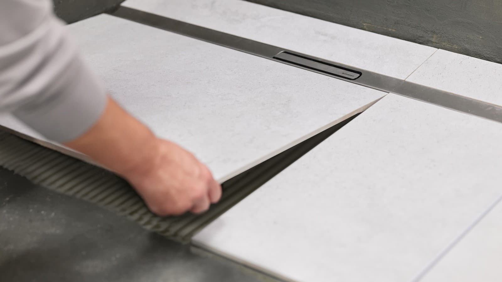 Die Verkrallung an der Duschrinne sorgt für einen sicheren Halt im Boden Die Verkrallung an der Duschrinne sorgt für einen sicheren Halt im Boden