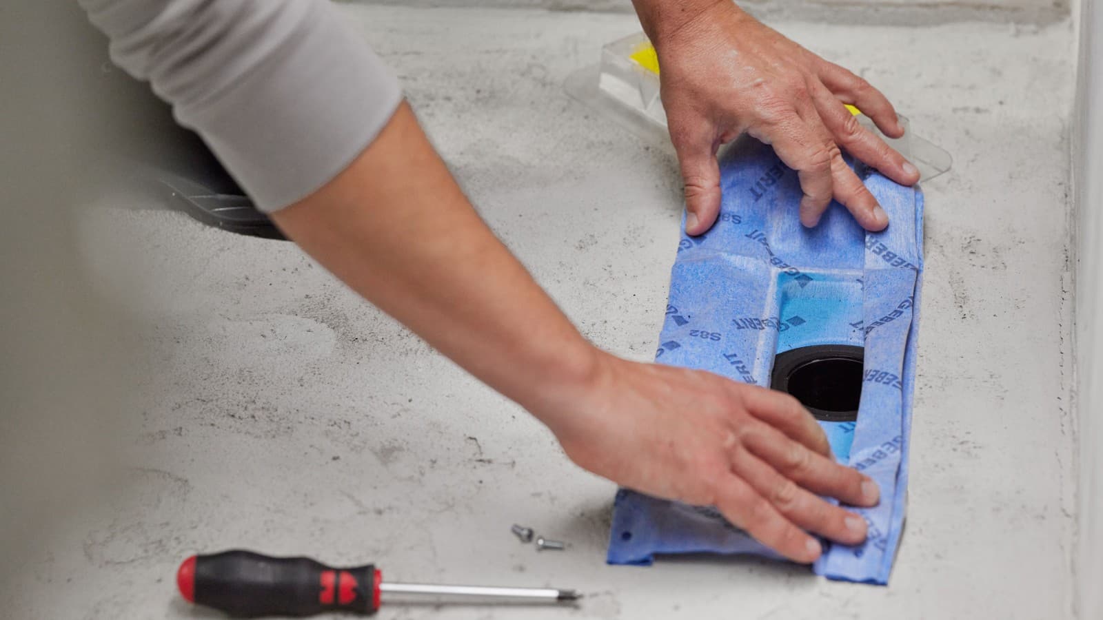 Abdichtung an der CleanLine Duschrinne Abdichtung an der CleanLine Duschrinne