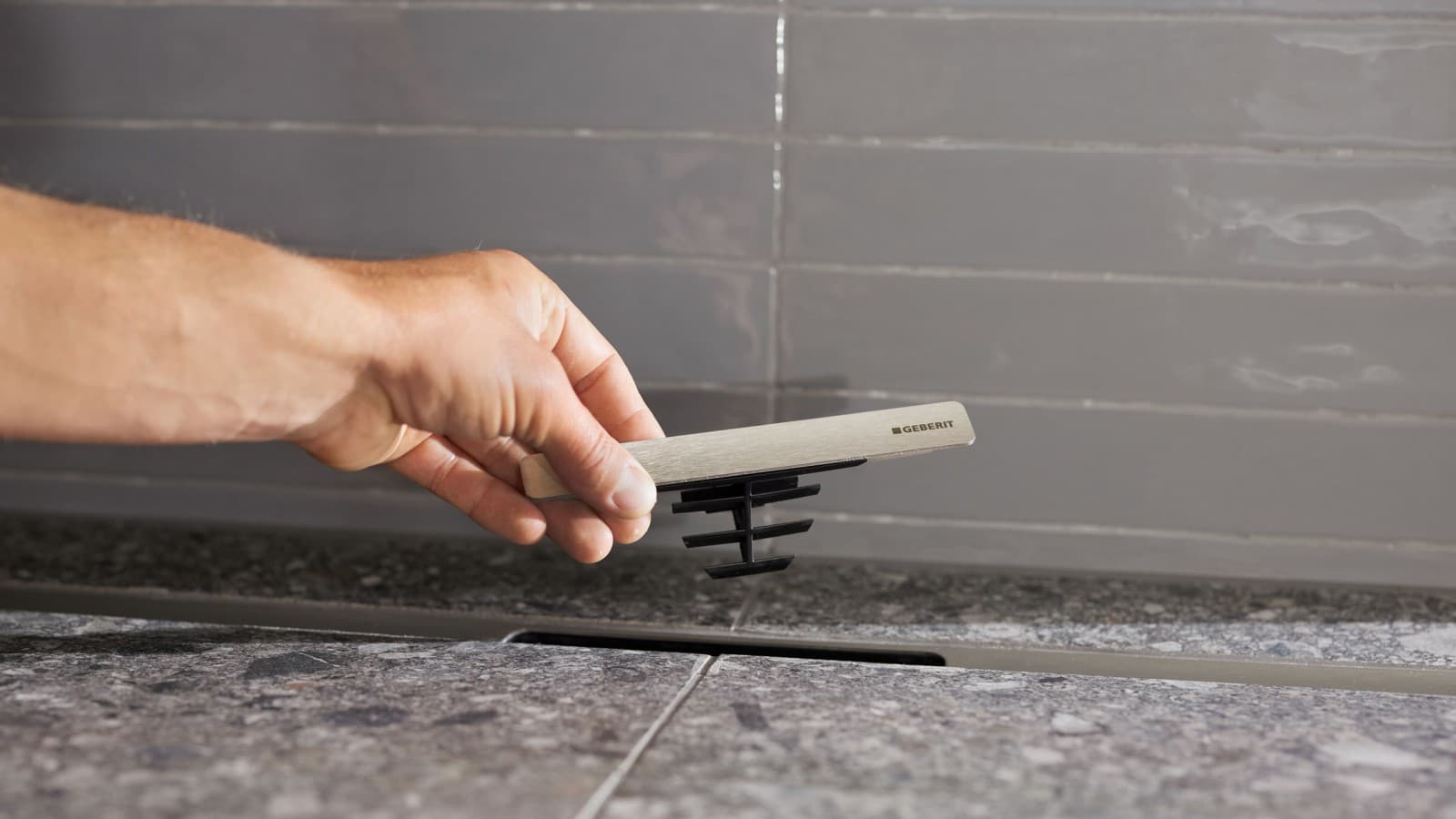 Geberit Duschrinne der Reihe CleanLine mit integriertem Haarfänger in Form eines Kamms Geberit Duschrinne der Reihe CleanLine mit integriertem Haarfänger in Form eines Kamms