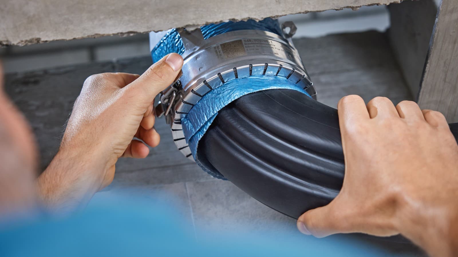 Installation des Geberit Rohrschott90 Plus am Geberit BottomTurn Bogen Installation des Geberit Rohrschott90 Plus am Geberit BottomTurn Bogen