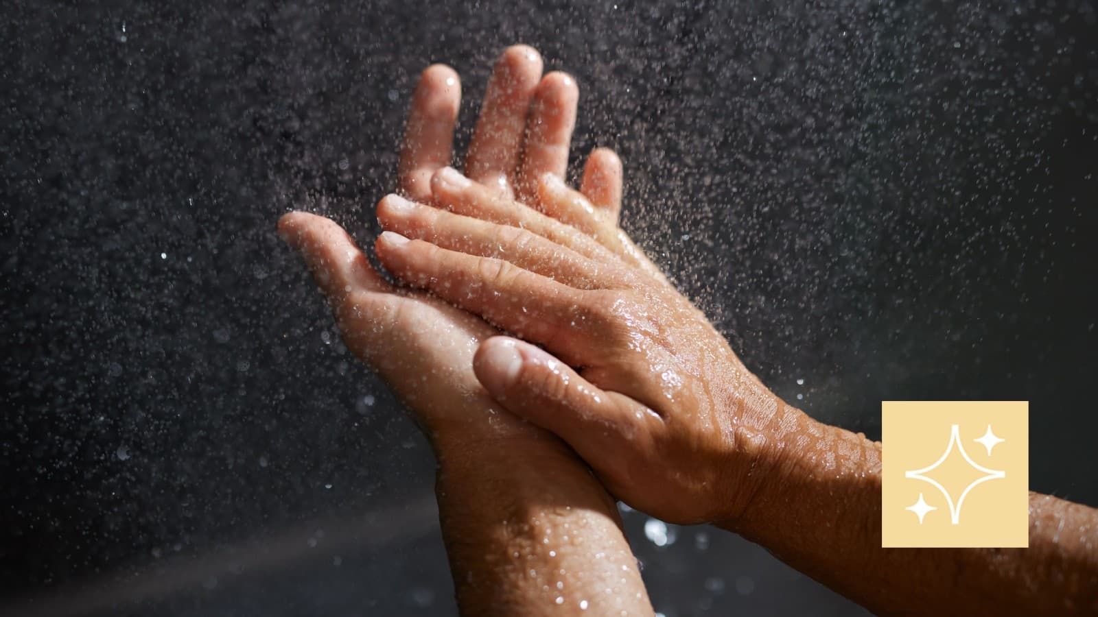 Frau putzt Duschrinne Geberit CleanLine Frau putzt Duschrinne Geberit CleanLine