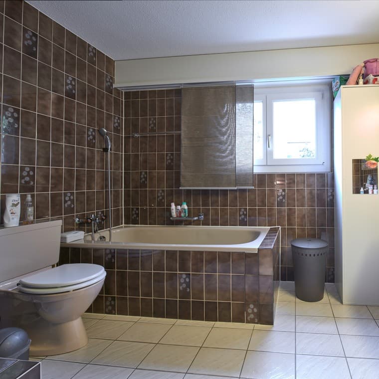Gesamtansicht des alten Badezimmers Gesamtansicht des alten Badezimmers