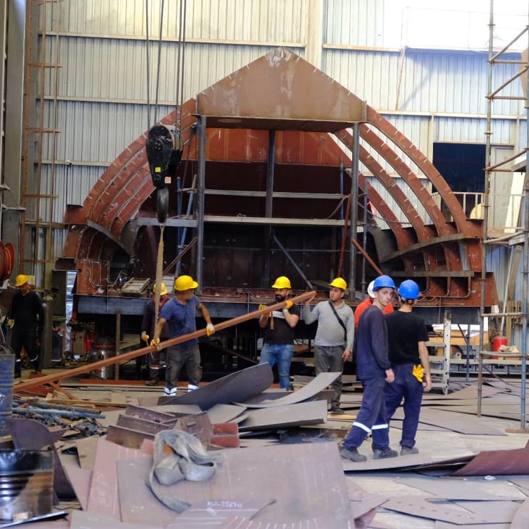 Emsiges Treiben in der ADA-Yacht-Werft in Bodrum. Der Bau der Yacht benötigt zahlreiche Fachkräfte und dauert gut zwei Jahre (© Serkan Ali Çiftçi) Emsiges Treiben in der ADA-Yacht-Werft in Bodrum. Der Bau der Yacht benötigt zahlreiche Fachkräfte und dauert gut zwei Jahre (© Serkan Ali Çiftçi)