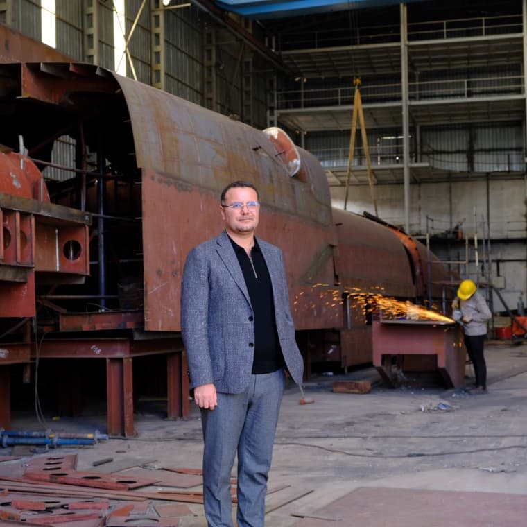 Geschäftsführer Onun Tekir in einer der Werkshallen der ADA-Yacht-Werft in Bodrum. Hier entsteht eine 50 Meter lange Yacht für einen italienischen Kunden (© Serkan Ali Çiftçi) Geschäftsführer Onun Tekir in einer der Werkshallen der ADA-Yacht-Werft in Bodrum. Hier entsteht eine 50 Meter lange Yacht für einen italienischen Kunden (© Serkan Ali Çiftçi)