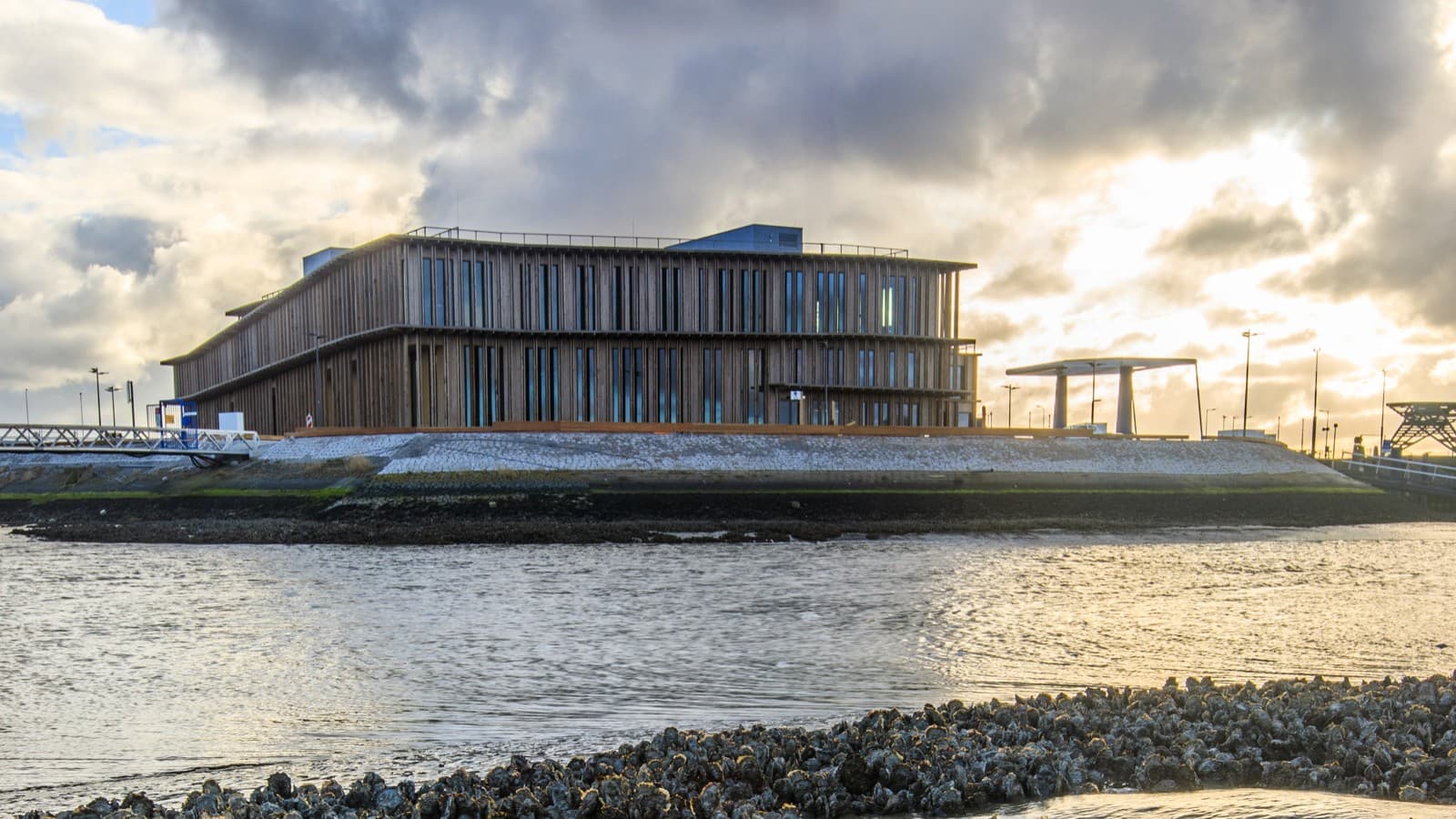 Das neu eröffnete Weltnaturerbe-Zentrum Wattenmeer (© Tjeerd Visser/WEC) Das neu eröffnete Weltnaturerbe-Zentrum Wattenmeer (© Tjeerd Visser/WEC)