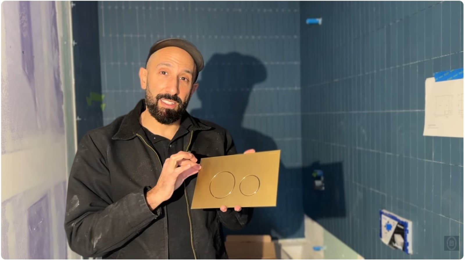 Barry Bordelon mit einer Geberit-Betätigungsplatte (© The Brownstone Boys)