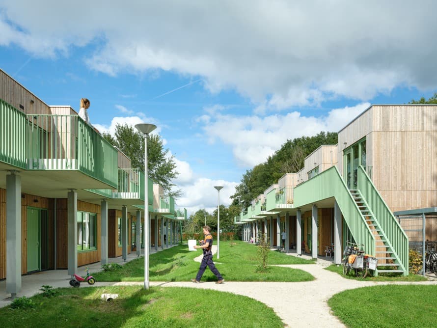 Moos Euterpe beherbergt Studierende, ukrainische Flüchtlinge und andere Heimatsuchende in Häusern unterschiedlicher Größe (© Moos)