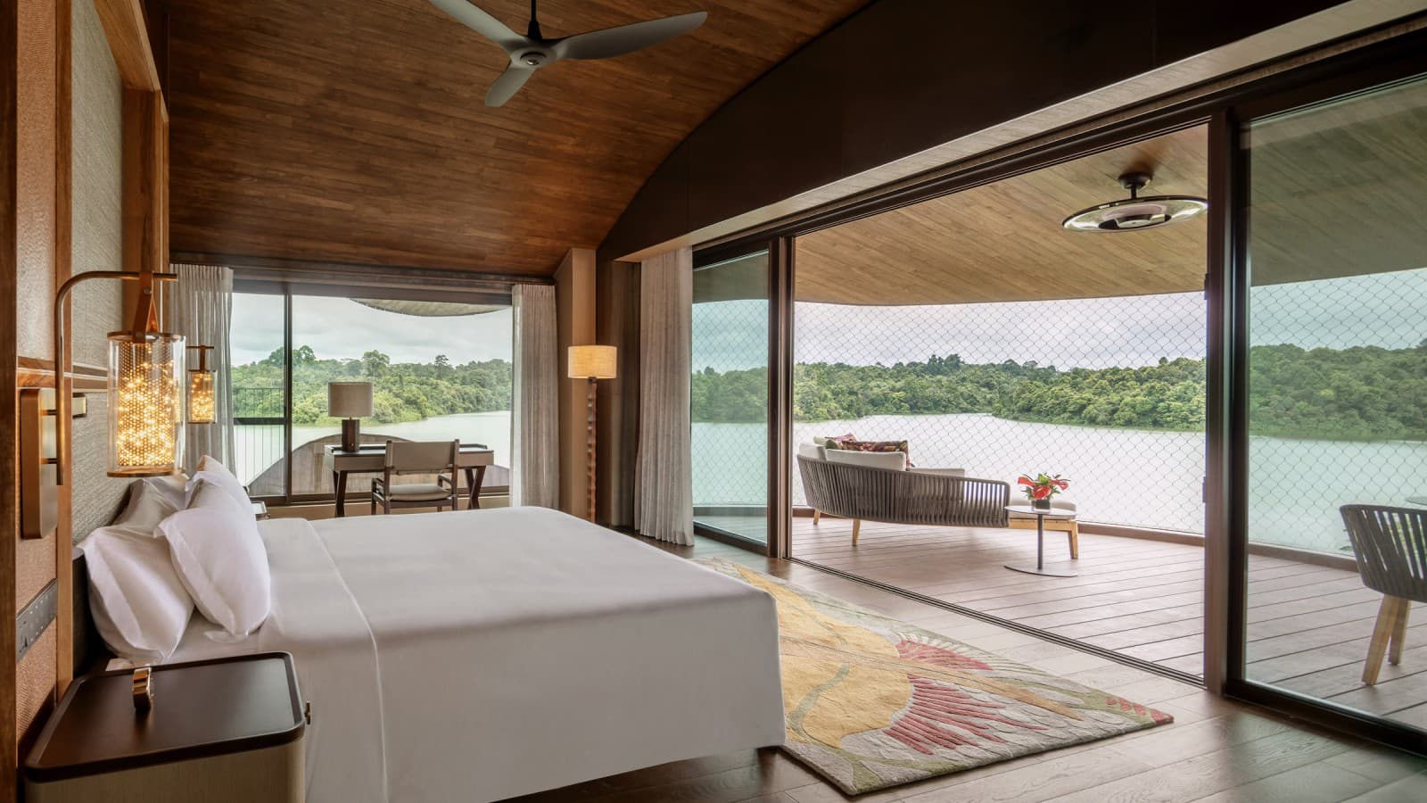 Aus den Samenkapsel-Häusern eröffnet sich der Blick auf Wasserflächen und Urwald (© Banyan Tree)