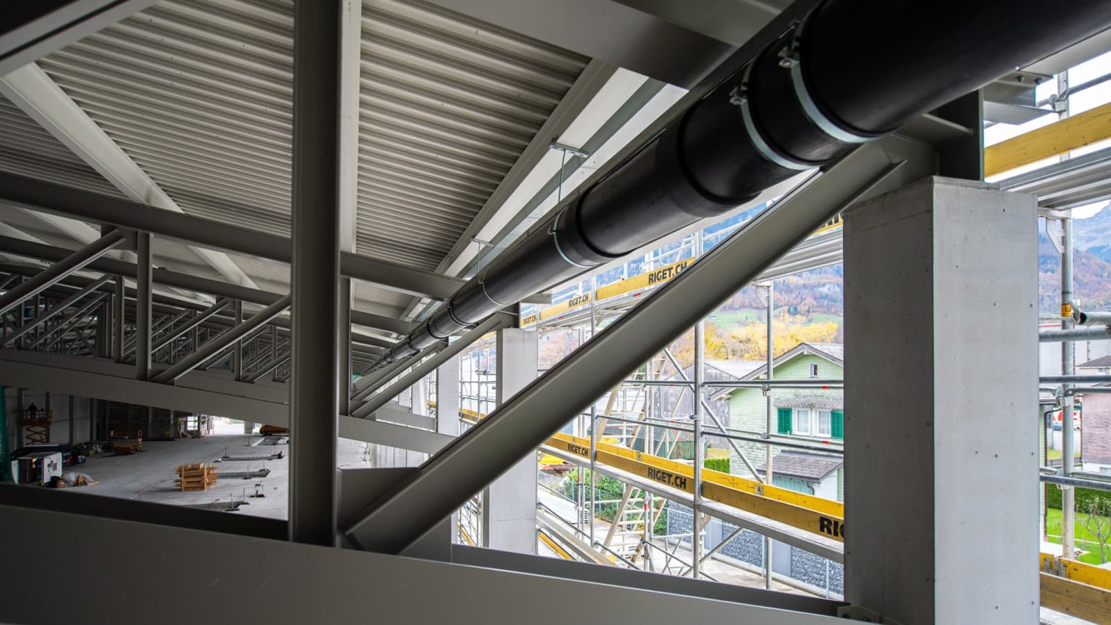 Rohrleitungen für die sichere Entwässerung des grossen Hallendachs mit Geberit Pluvia Rohrleitungen für die sichere Entwässerung des grossen Hallendachs mit Geberit Pluvia