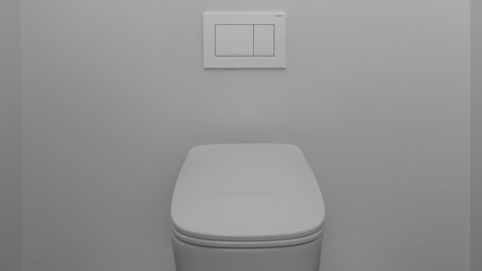 Badezimmer mit Geberit Sigma30 Betätigungsplatte (© Geberit) Badezimmer mit Geberit Sigma30 Betätigungsplatte (© Geberit)