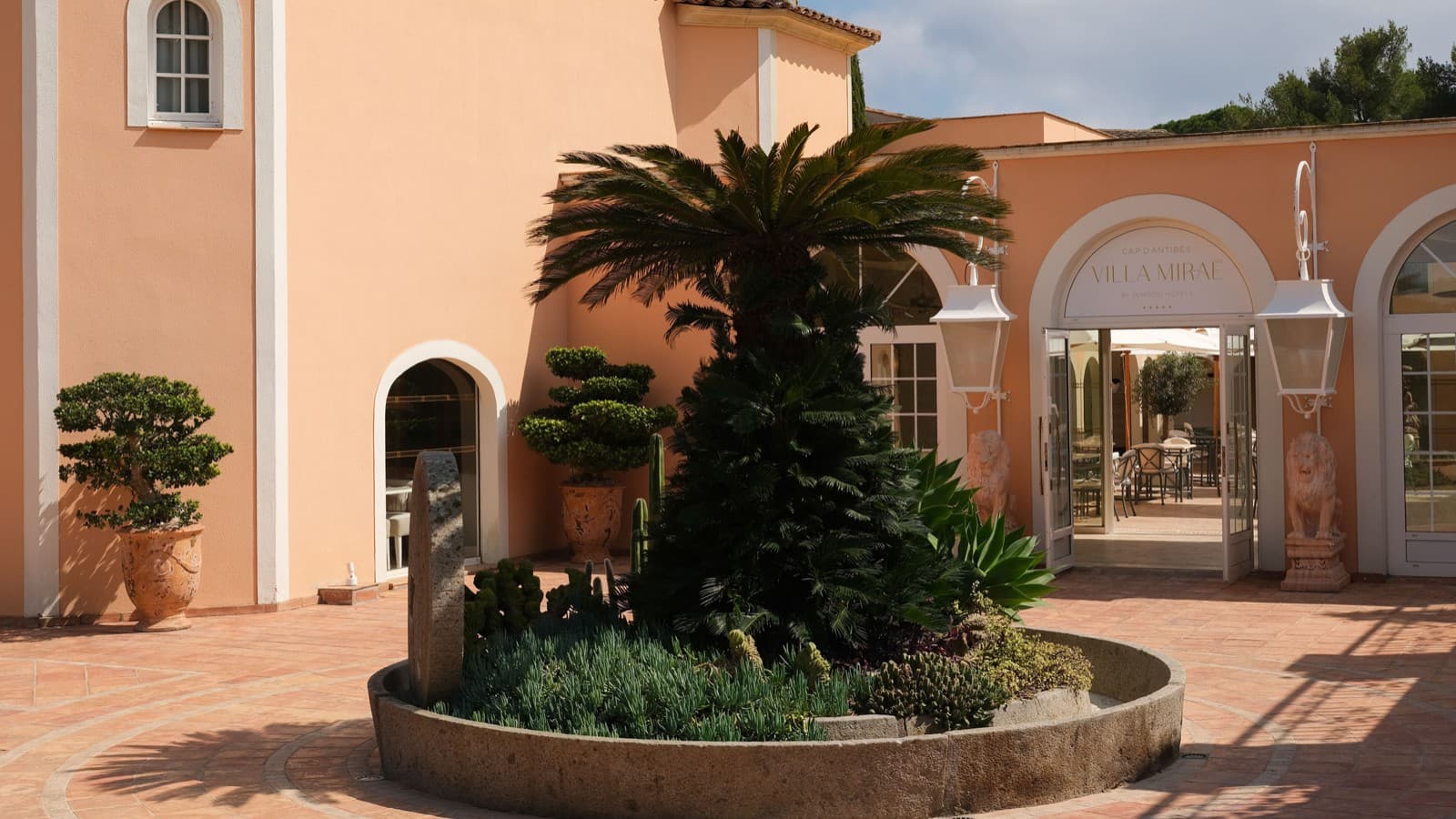 Aussenaufnahme der Villa Miraé in Antibes (© Marion Butet Studio)