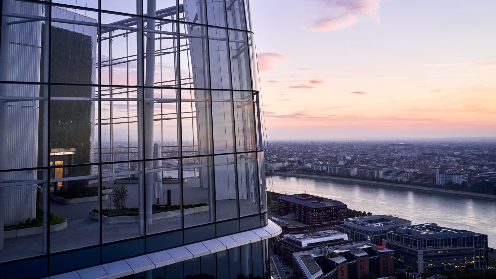 Die Dachterrasse gewährt einen freien Blick auf die Donau und Budapest (© MOL Gruppe) Die Dachterrasse gewährt einen freien Blick auf die Donau und Budapest (© MOL Gruppe)