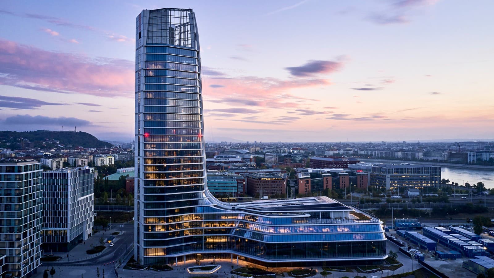 Von weitem zu sehen: MOL Campus ist mit seinem 143 Meter hohen Turm und dem angrenzenden Podium neu das höchste Gebäude in Ungarn (© MOL Gruppe) Von weitem zu sehen: MOL Campus ist mit seinem 143 Meter hohen Turm und dem angrenzenden Podium neu das höchste Gebäude in Ungarn (© MOL Gruppe)