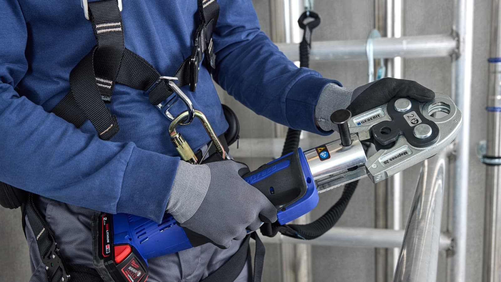Rohre verbinden: einfach und sicher mit der Presstechnik von Geberit Rohre verbinden: einfach und sicher mit der Presstechnik von Geberit