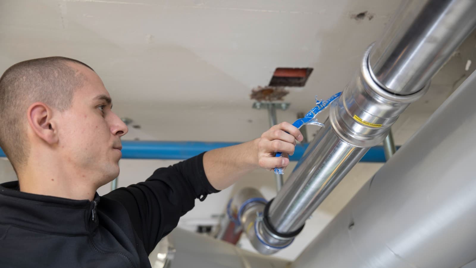 Nach der Verpressung wird bei Geberit Mapress der Indikator einfach abgenommen Nach der Verpressung wird bei Geberit Mapress der Indikator einfach abgenommen