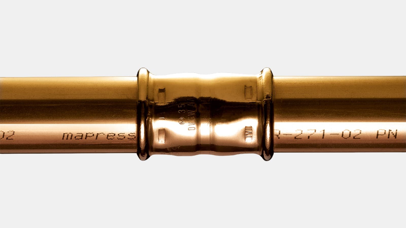 Mit einer Geberit Mapress CuNiFe Muffe verpresste Geberit Mapress CuNiFe Systemrohre Mit einer Geberit Mapress CuNiFe Muffe verpresste Geberit Mapress CuNiFe Systemrohre